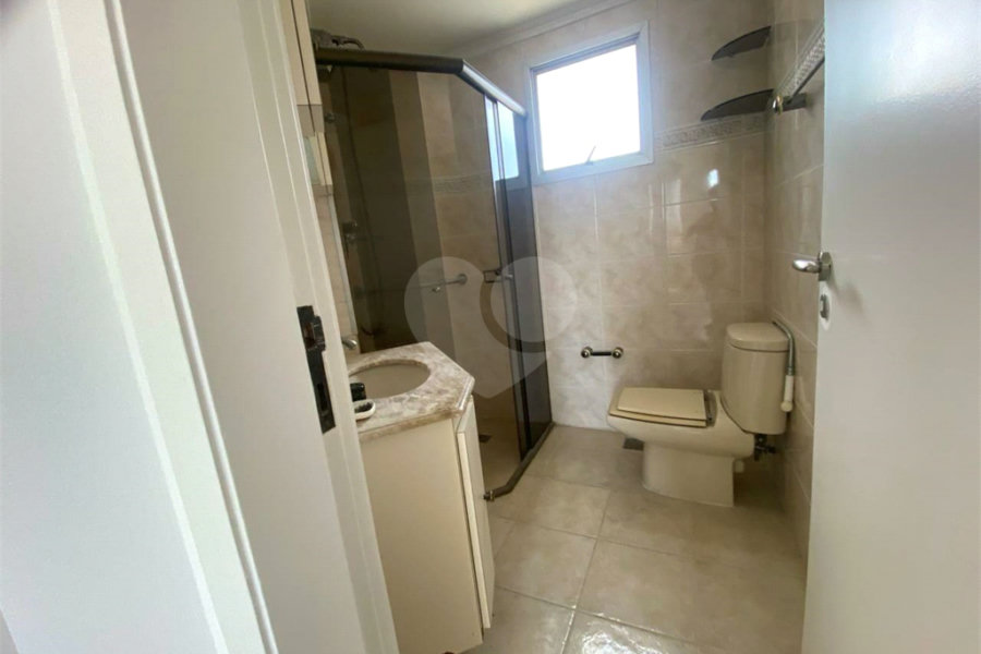 Apartamento possui 70 metros,1 vaga de garagem coberta.