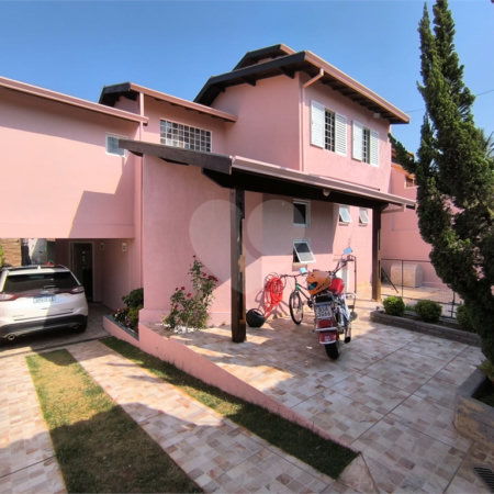 Casa à Venda no Santa Marta com 3 Suítes e Piscina