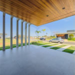 Indaiatuba - Condominio Villa Sapezal - 318 m² de Terreno - 230 m² de Área Construída - 3 suítes, sendo 1 Master com closet planejado - Sala de TV - Sala de estar integrada à Sala de jantar - Cozinha com móveis planejados - Despensa - Escritório planejado - Lavabo - Piscina com preparação para aquec