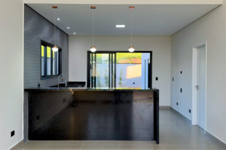 Casa térrea 3 dormitórios (3 suítes), espaço gourmet, piscina, 2 vagas garagem, condomínio fechado com ampla área lazer