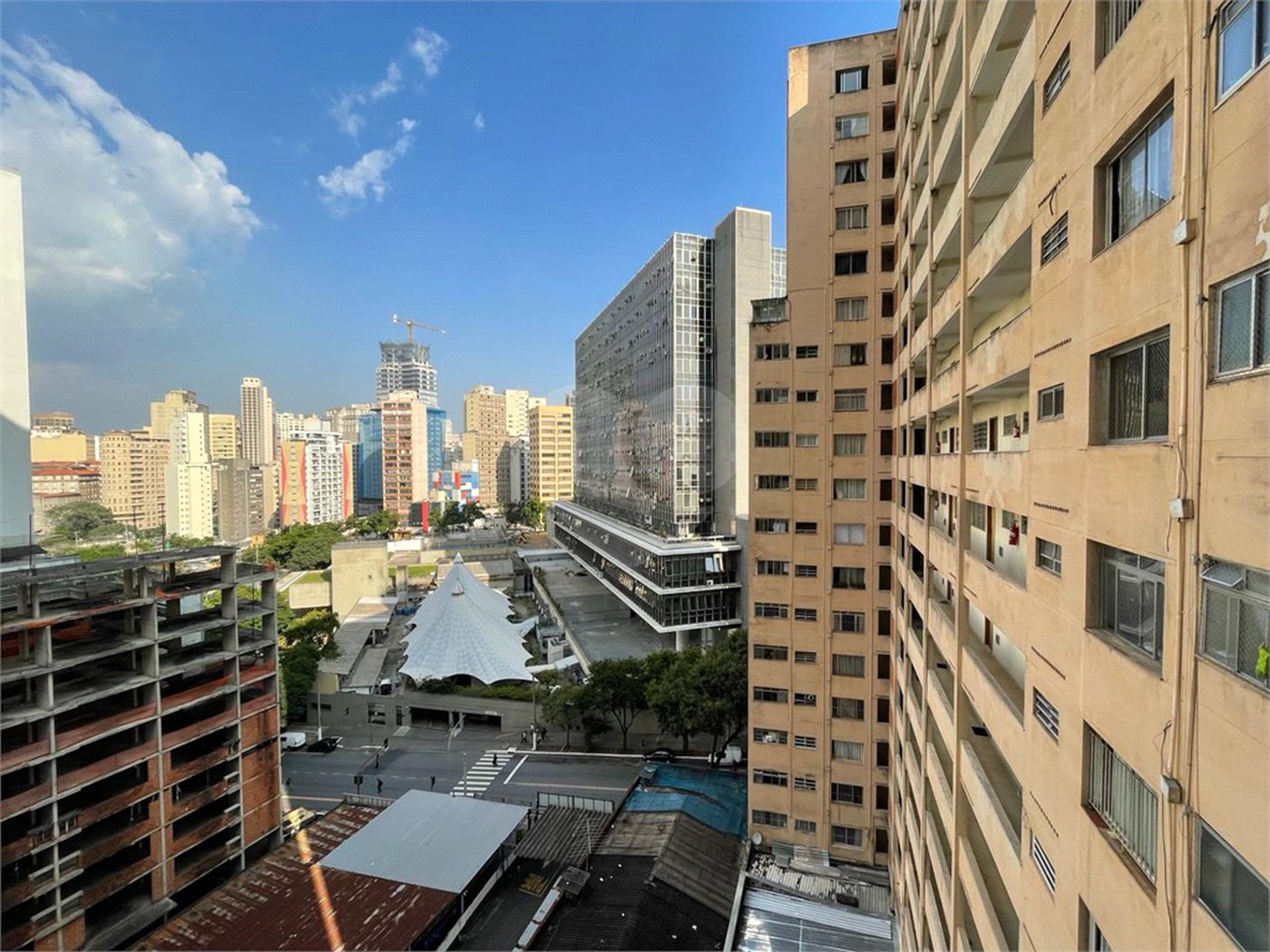 Apartamento á venda na Bela Vista com 57m² reformado e com armário embutido.