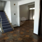 Casa com 4 dormitórios e 4 vagas.
