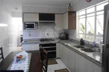 Casa Térrea com dormitórios, sendo 2 suítes.