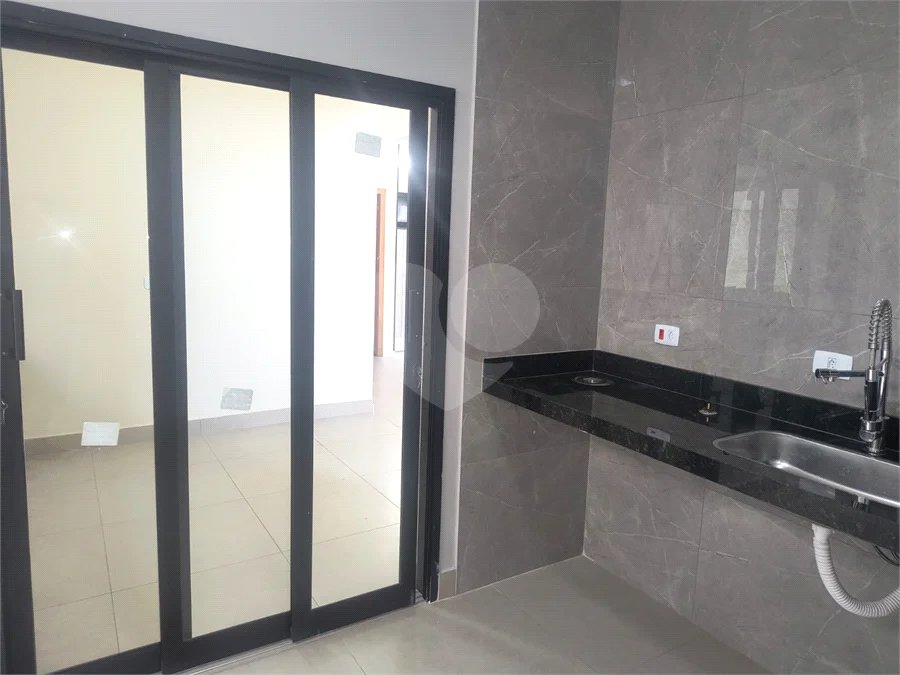 casa térrea, recém construida, 3 dormitórios sendo 1 suíte, 2 vagas de garagem, piscina e espaço gourmet