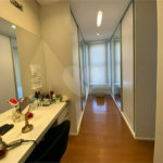 Casa de Alto Padrão em Condomínio com 4 suítes.