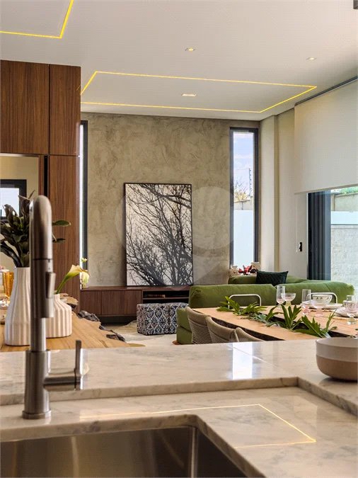 Indaiatuba - Condominio Villa Sapezal - 318 m² de Terreno - 230 m² de Área Construída - 3 suítes, sendo 1 Master com closet planejado - Sala de TV - Sala de estar integrada à Sala de jantar - Cozinha com móveis planejados - Despensa - Escritório planejado - Lavabo - Piscina com preparação para aquec