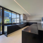 Indaiatuba - Quintas da Terracota - 1252 m² de terreno - casa térrea com 514 m² de área construída -3 vagas de garagem cobertas e 3 descobertas Lavabo - Sala de estar e jantar amplas e integradas - Escritório privativo - Cozinha toda equipada com geladeira, forno, micro-ondas, lava-louças,