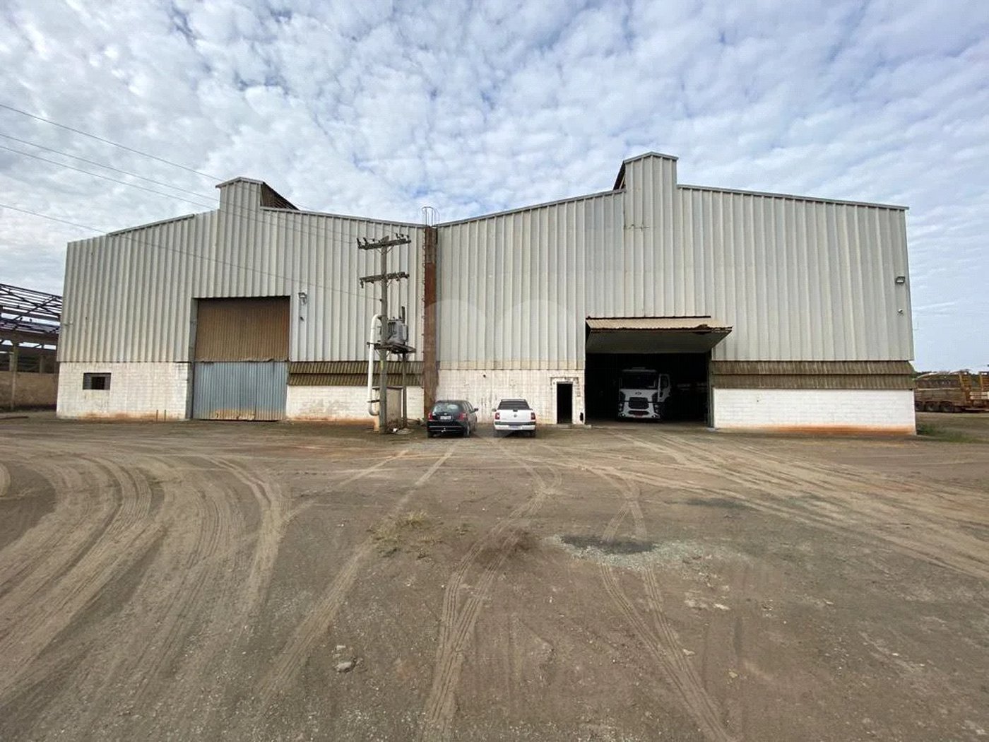 Galpão industrial à venda ou para locação na beira da Rodovia Hermínio Petrin - SP 308.