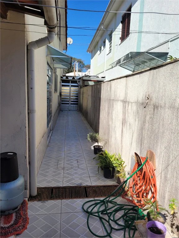 Sobrado à venda 3 quartos, 1 suíte e 2 vagas na Granja Viana