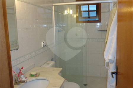 Sobrado com 4 quartos sendo 2 suítes.