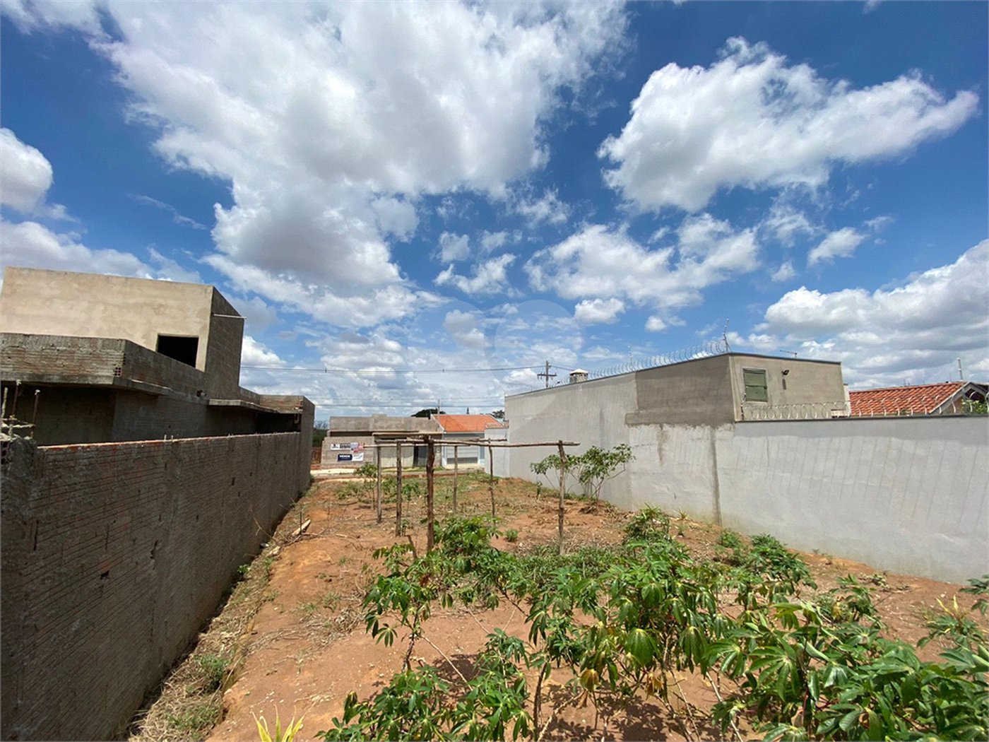 Terreno com 250,00 m² de área total.