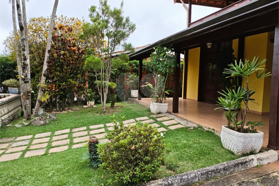 Casa à venda com 4 quartos, sendo 2 suítes,  em Country Residencial Felix, Bom Jesus dos Perdões, SP