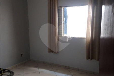 Casa térrea para venda, com 3 dormitórios, sendo 1 suíte.