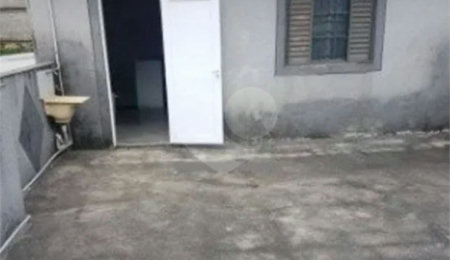 Galpão comercial com 147 m² de área total de terreno e 100 m² de área útil no Cambuci.