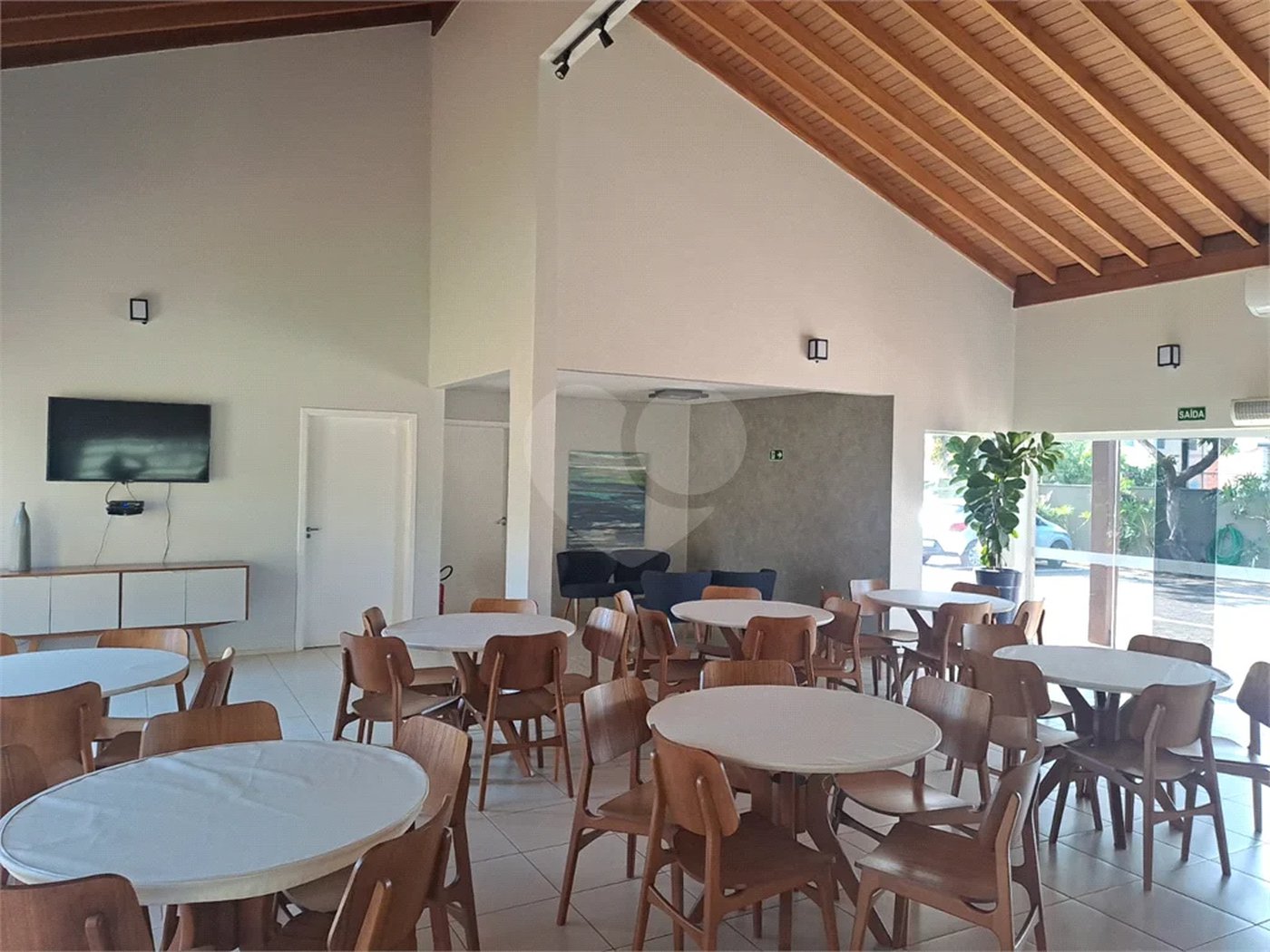 Linda Casa 3 dormitórios com piscina - R$ 950.000,00