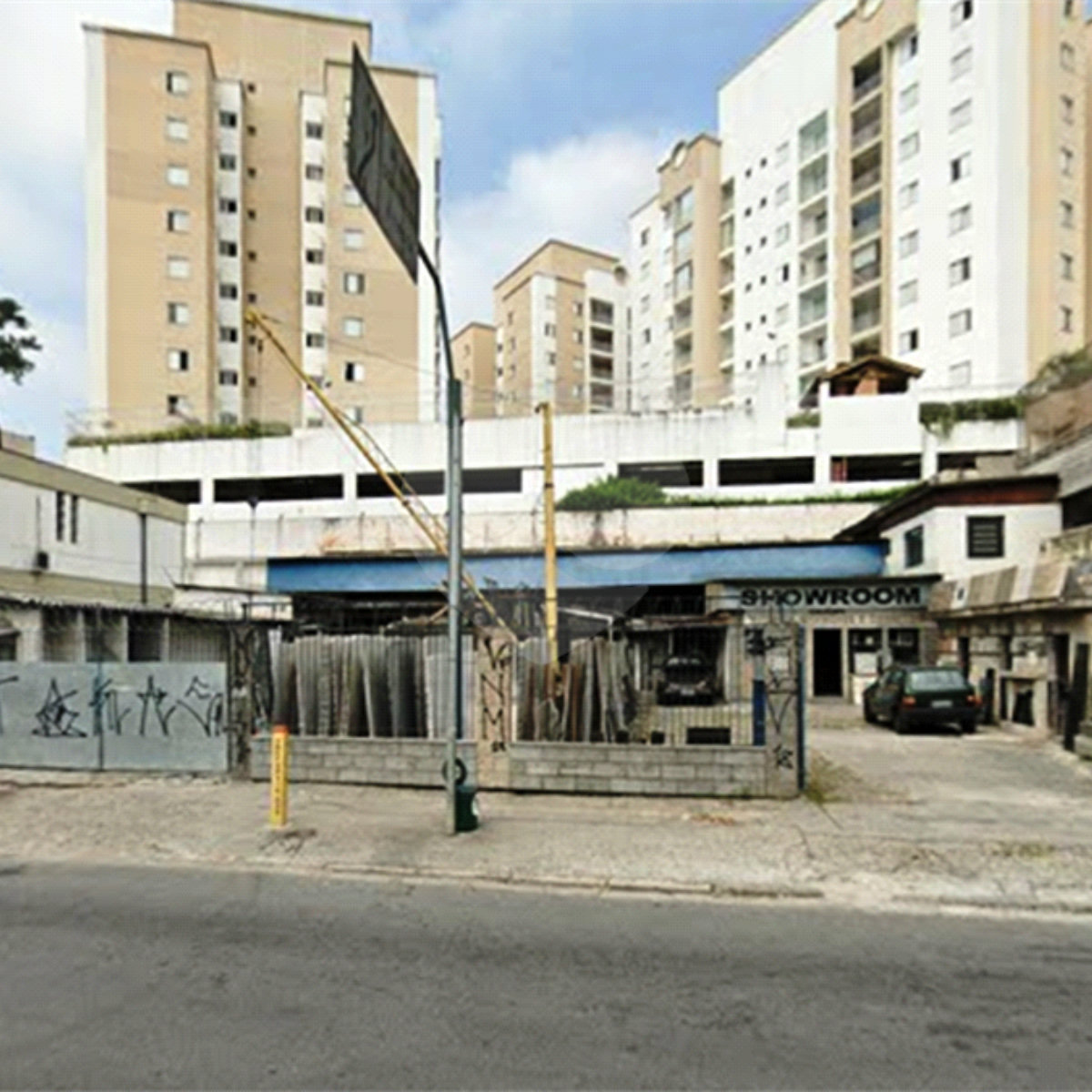 Terreno comercial de esquina com 670 m² em Zoneamento ZEUP na Avenida Sargento Geraldo Sant'Ana