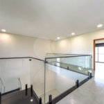 Indaiatuba - Condomínio Milano - Sobrado - 350 m² de terreno - 240 m² de área construída - 4 vagas de garagem, sendo 2 cobertas - Salas de estar e jantar integradas - 3 suítes com closet e varanda no pavimento superior - Escritório no térreo - Espaço gourmet com churrasqueira - Banheiro externo