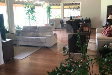 Casa no condomínio Damha I.