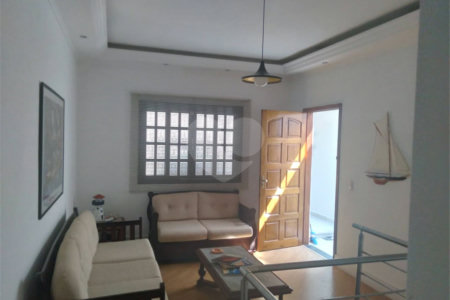 Sobrado espaçoso e bem localizado