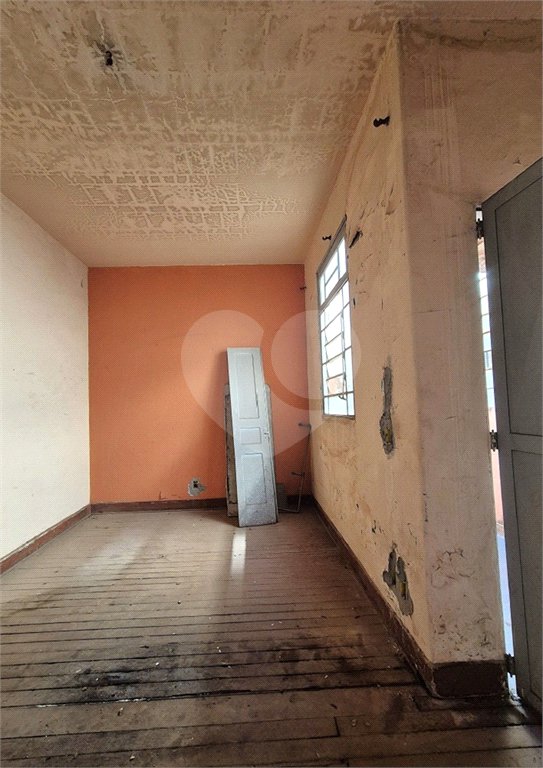 Sobrado á venda localizado no centro.