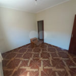 Casa térrea com 3 dormitórios, sendo 1 suíte.