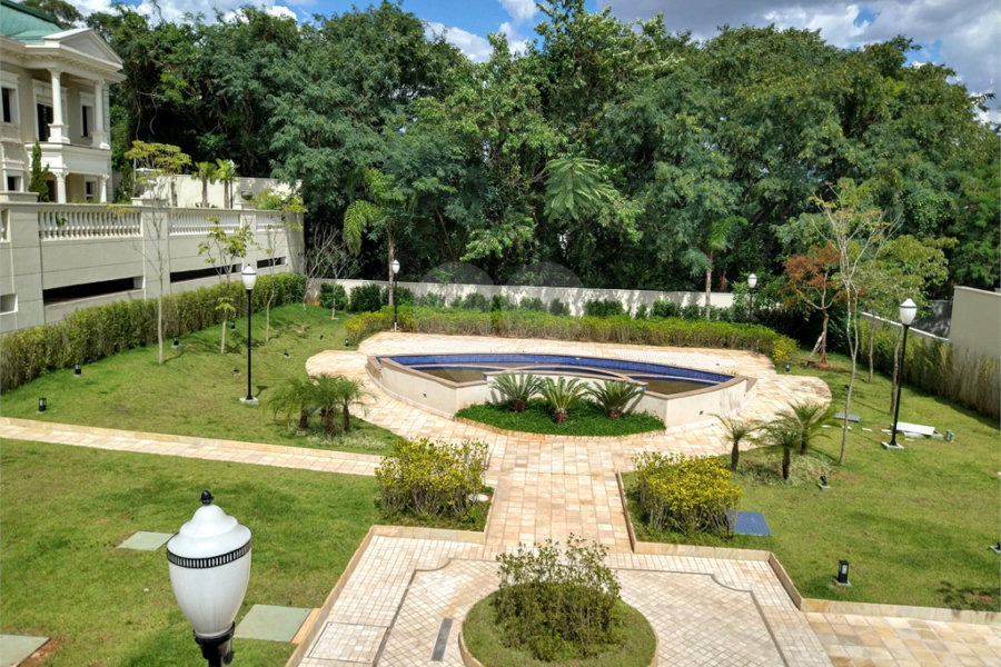 Condomínio de casas de alto padrão em estilo Neoclássico Francês