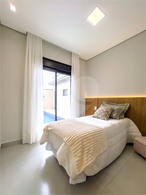 Casa Térrea – Condomínio Maria Cândida - 300 m² de terreno - 212 m² de área construída - 4 vagas de garagem, sendo 2 cobertas - Sala de jantar e estar integradas, com pé-direito duplo e cortina - 3 suítes com ar-condicionado, sendo 1 master com closet – planejado – Roupeiro – Escritório - Cozinha
