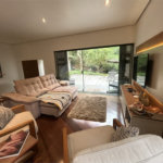 Casa em condomínio com 3 dormitórios, 01 suíte, garagem para 06 carros, área gourmet, piscina.