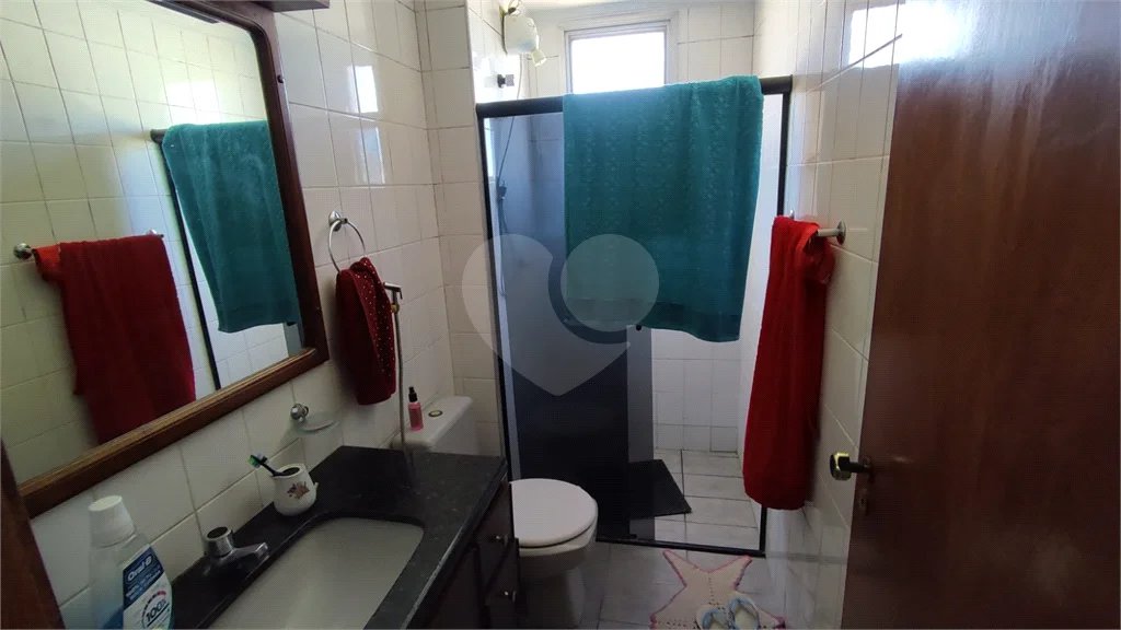 Vende-se apartamento de dois dormitórios no Edifício Marseille, no Centro de Piracicaba;