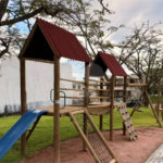 Indaiatuba - Condominio Villa Sapezal - 318 m² de Terreno - 230 m² de Área Construída - 3 suítes, sendo 1 Master com closet planejado - Sala de TV - Sala de estar integrada à Sala de jantar - Cozinha com móveis planejados - Despensa - Escritório planejado - Lavabo - Piscina com preparação para aquec