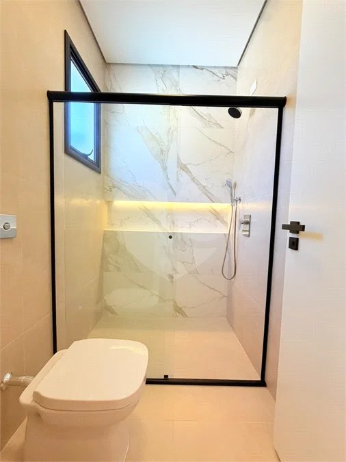 Casa térrea com 3 suítes no Condomínio Residencial Viena em Indaiatuba-SP - Acabamento de alto padrão - R$ 1.690.000,00 - AT 250 m² - AC 158 m² - 3 suítes,, sendo 1 suíte master com closet - Sala para dois ambientes (estar e jantar) - Cozinha planejada com ilha cooktop, forno elétrico e micro-ondas,