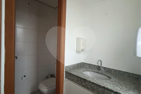 SALA COMERCIAL DE 90 M² COM 12 BAIAS, SALA DE REUNIÃO, AR-CONDICIONADO CENTRAL E 2 VAGAS!