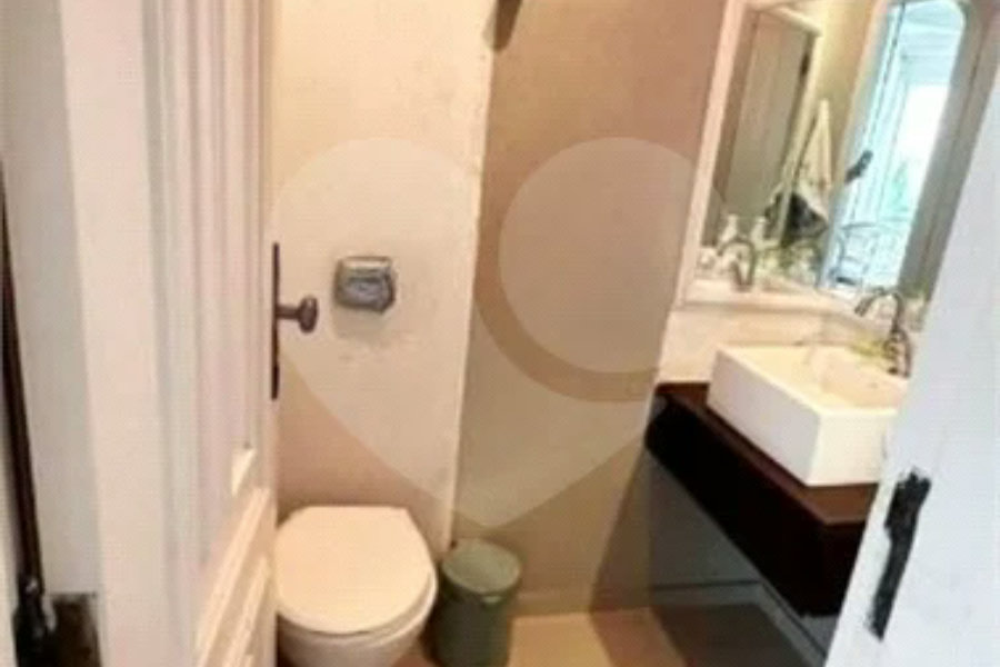 Casa com 400m², 4 dormitórios, sendo 3 suítes, 5 vagas de garagem, à venda na Vila Prudente.
