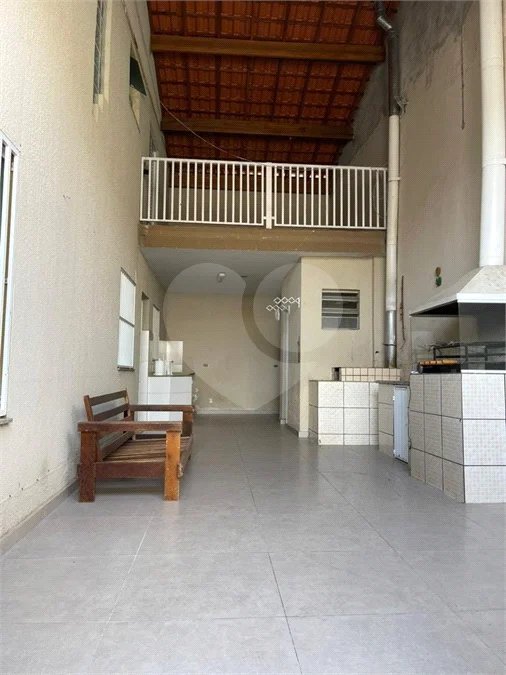 Sobrado com 4 dormitórios, 2 suítes, closet, varandas, escritório, jardim de inverno, espaço gourmet com churrasqueira e fogão a lenha e 3 vagas.