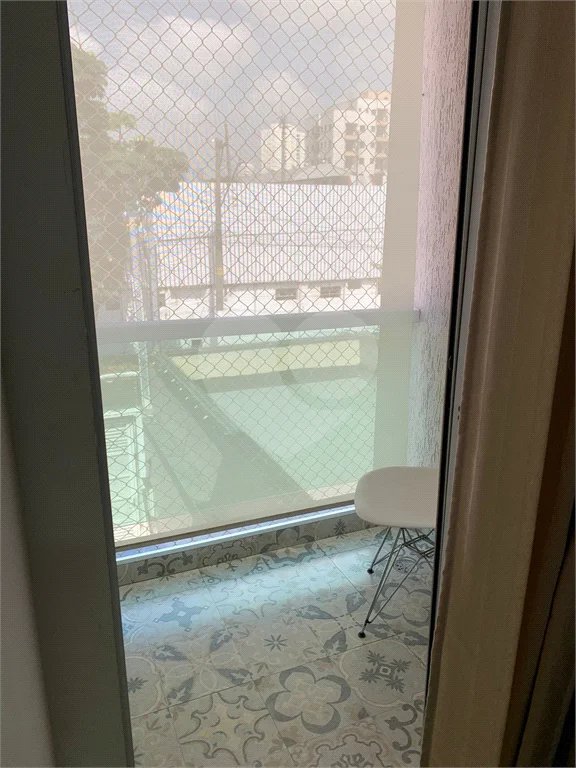 Sobrado com 3 quartos e garagem para 5 veículos.