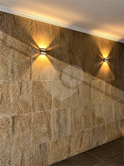 Sobrado de 250 m² em São Bernardo do Campo, com 3 dormitórios, suíte, escritório, quintal, edícula e 2 vagas, em excelente localização.