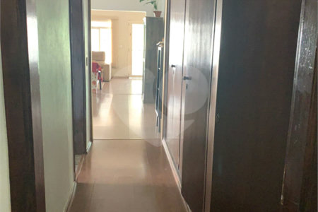 Casa térrea com 3 suítes.