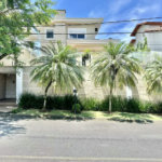 Casa em condomínio Impecável, 4 dorms / 2 suítes, varanda gourmet, piscina, 3 lareiras
