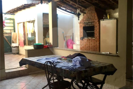Casa térrea no Jardim Bandeirantes.