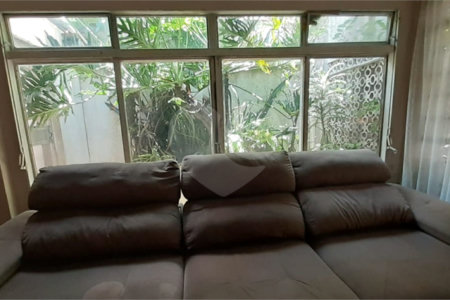 Casa Térrea Ampla com 4 Dormitórios, Suíte e Quintal à Apenas 15 Minutos do Estação Tatuapé.