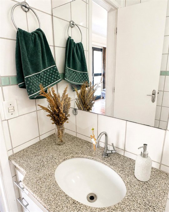 Apartamento á venda no centro com dois dormitórios e sacada.