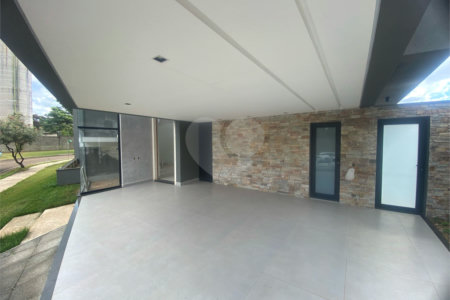 Casa à Venda no Condomínio Damha III