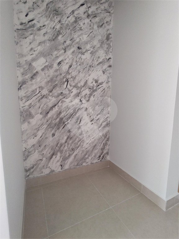 Casa térrea em Atibaia com 3 suítes, sala 2 ambientes, 2 vagas garagem, excelente localização, pronta para morar