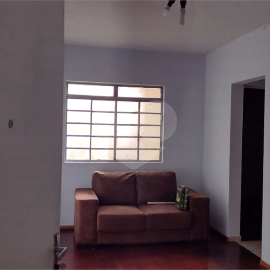 Apto com 2 dormitórios, dois banheiros , e uma garagem.