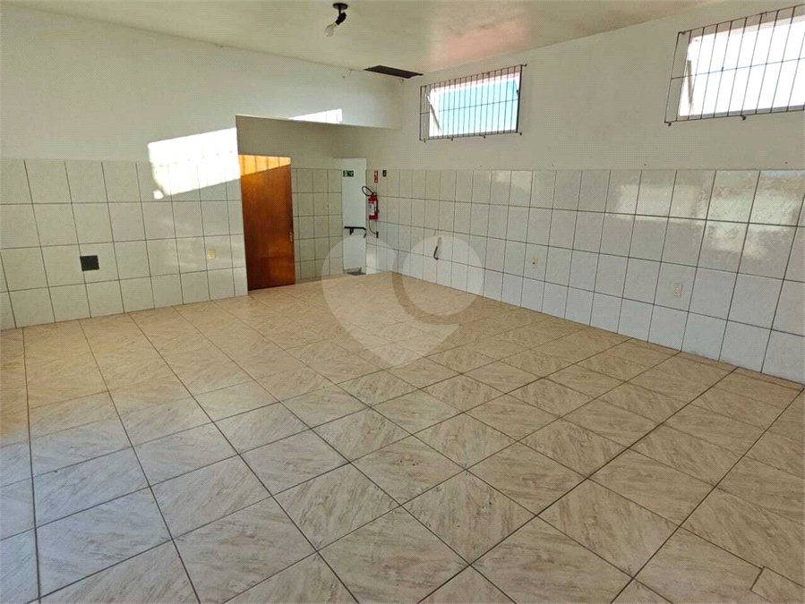 ?Oportunidade Única em São Carlos: Salão Comercial + Casa Independente nos Fundos – Ideal para Investidores!