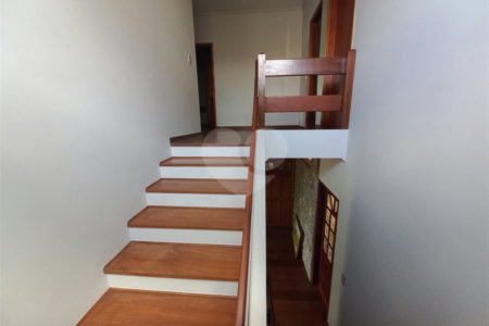 Sobrado com 4 dormitórios, sendo 1 suíte master.