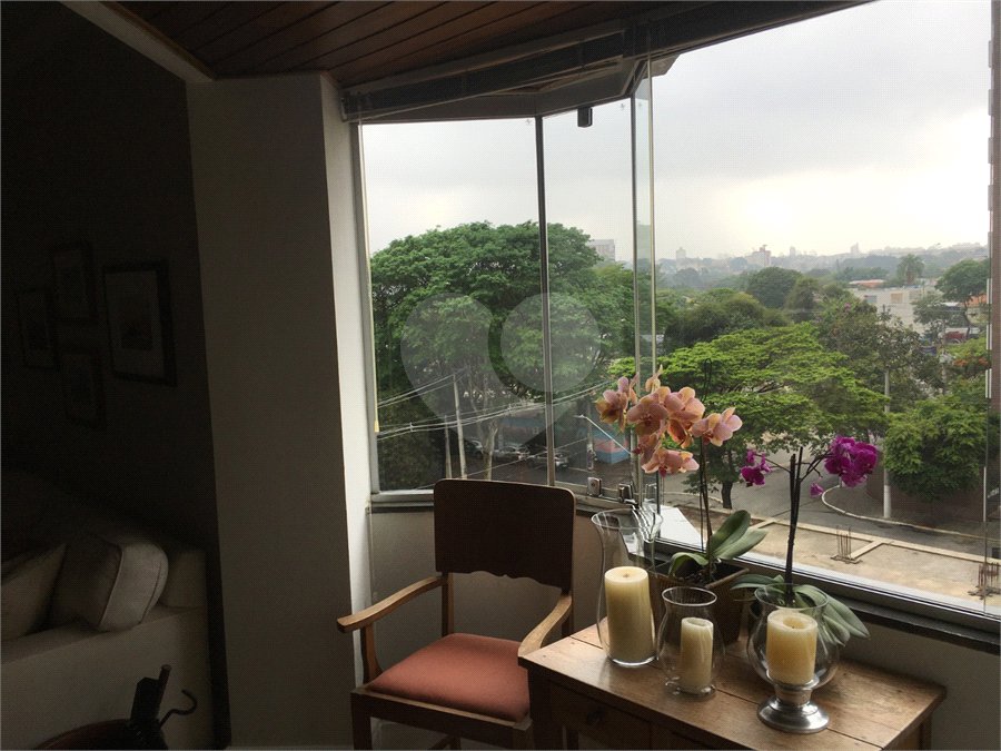 Campo Belo: Elegante Apartamento de 113 m² com Suíte e 2 Vagas em Localização Privilegiada