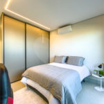 Indaiatuba - Quintas da Terracota - 1252 m² de terreno - casa térrea com 514 m² de área construída -3 vagas de garagem cobertas e 3 descobertas Lavabo - Sala de estar e jantar amplas e integradas - Escritório privativo - Cozinha toda equipada com geladeira, forno, micro-ondas, lava-louças,