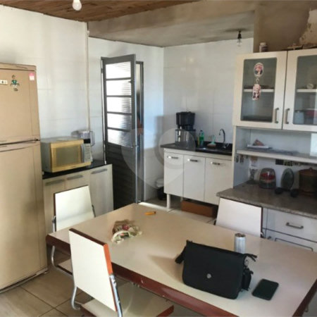 Casa térrea com 3 dormitórios, sendo 1 suíte.