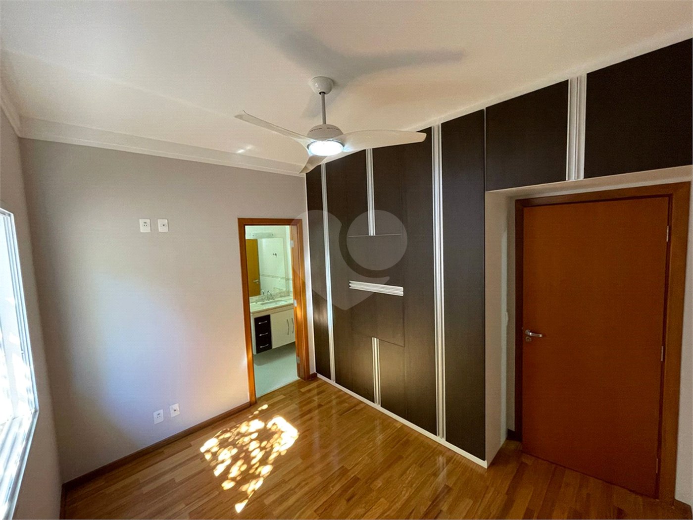 Casa de alto padrão, térrea no condomínio fechado Damha I em São Carlos.